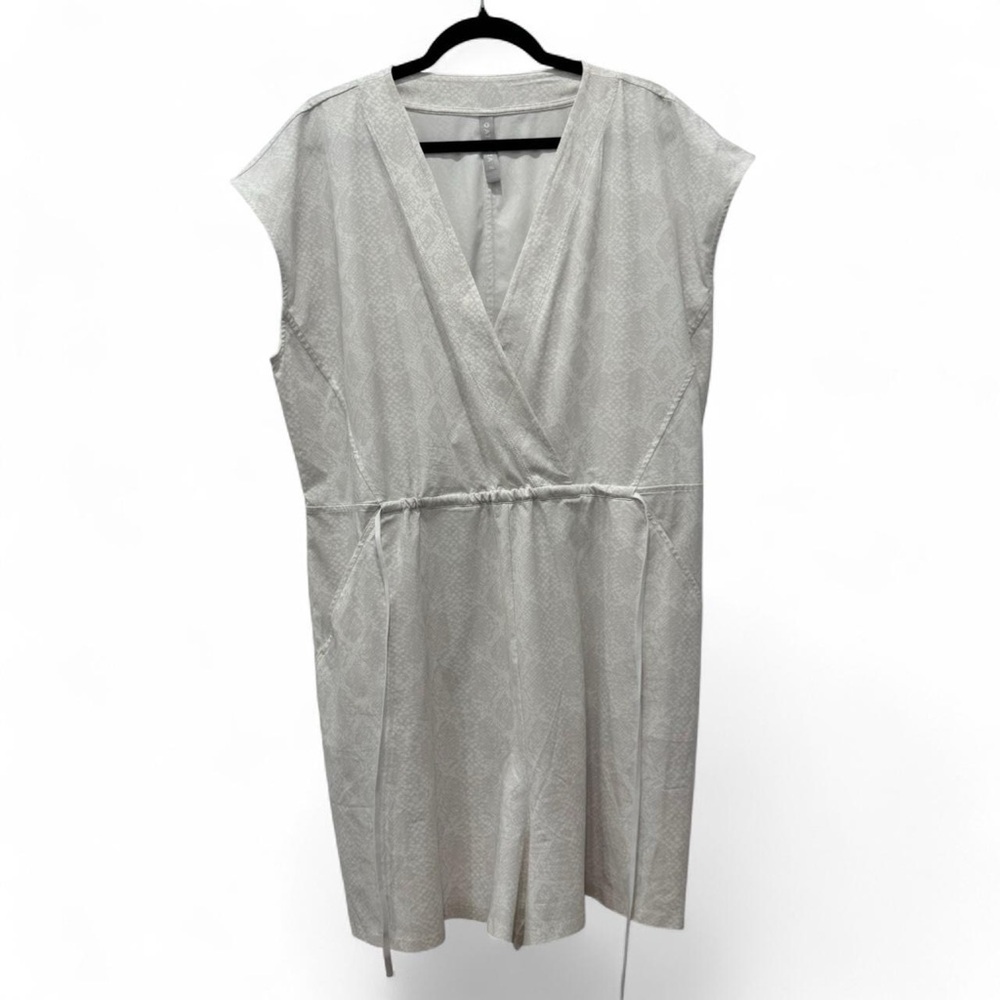 Athleta Marlow Romper XL Pearl White Python Snakeskin Print Travel V-Neck Pocket
